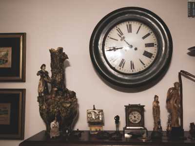 ...e un orologio da muro con numeri romani